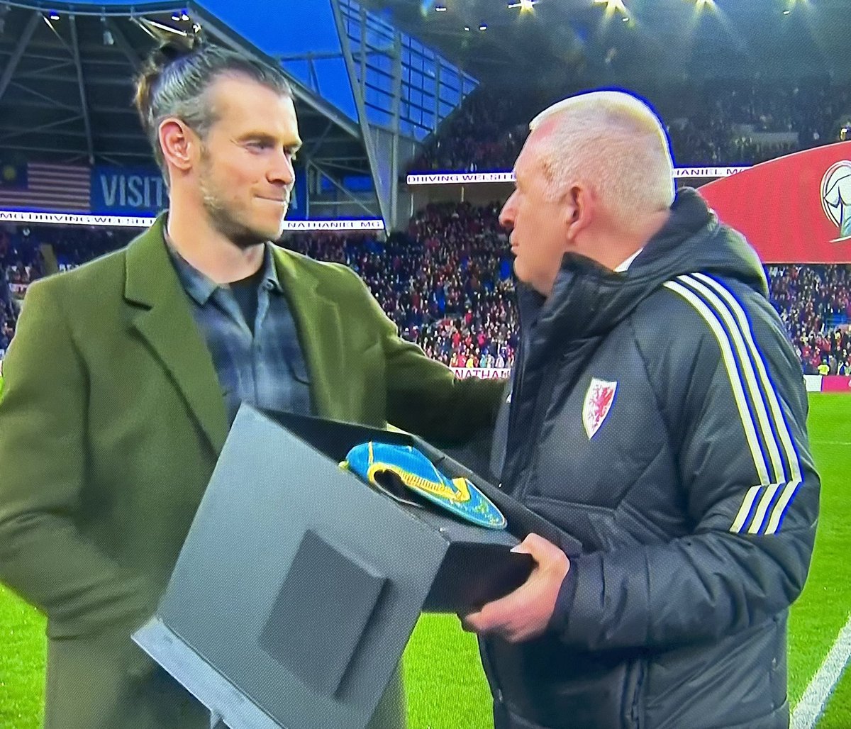 JessicaLeighto3's tweet photo. What a moment for my incredible uncle ❤️🏴󠁧󠁢󠁷󠁬󠁳󠁿 #GarethBale #Cymru https://t.co/BMDfzIAib6