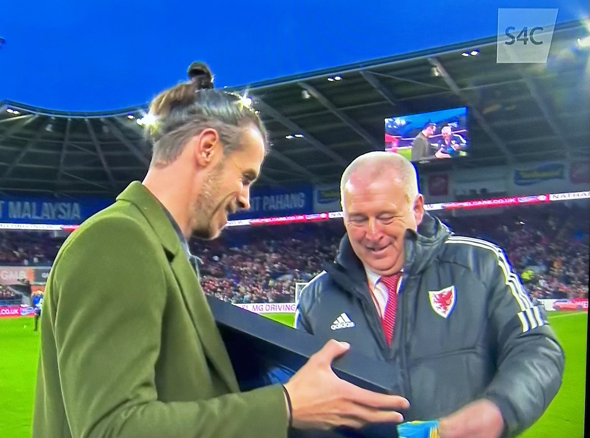 JessicaLeighto3's tweet photo. What a moment for my incredible uncle ❤️🏴󠁧󠁢󠁷󠁬󠁳󠁿 #GarethBale #Cymru https://t.co/BMDfzIAib6