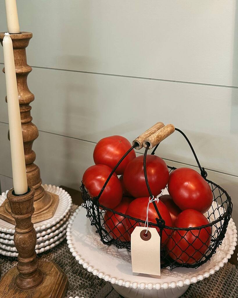 !!!! TOMATOES ARE IN !!!! 🍅🌱✨ instagr.am/p/CqV9crPuoUq/