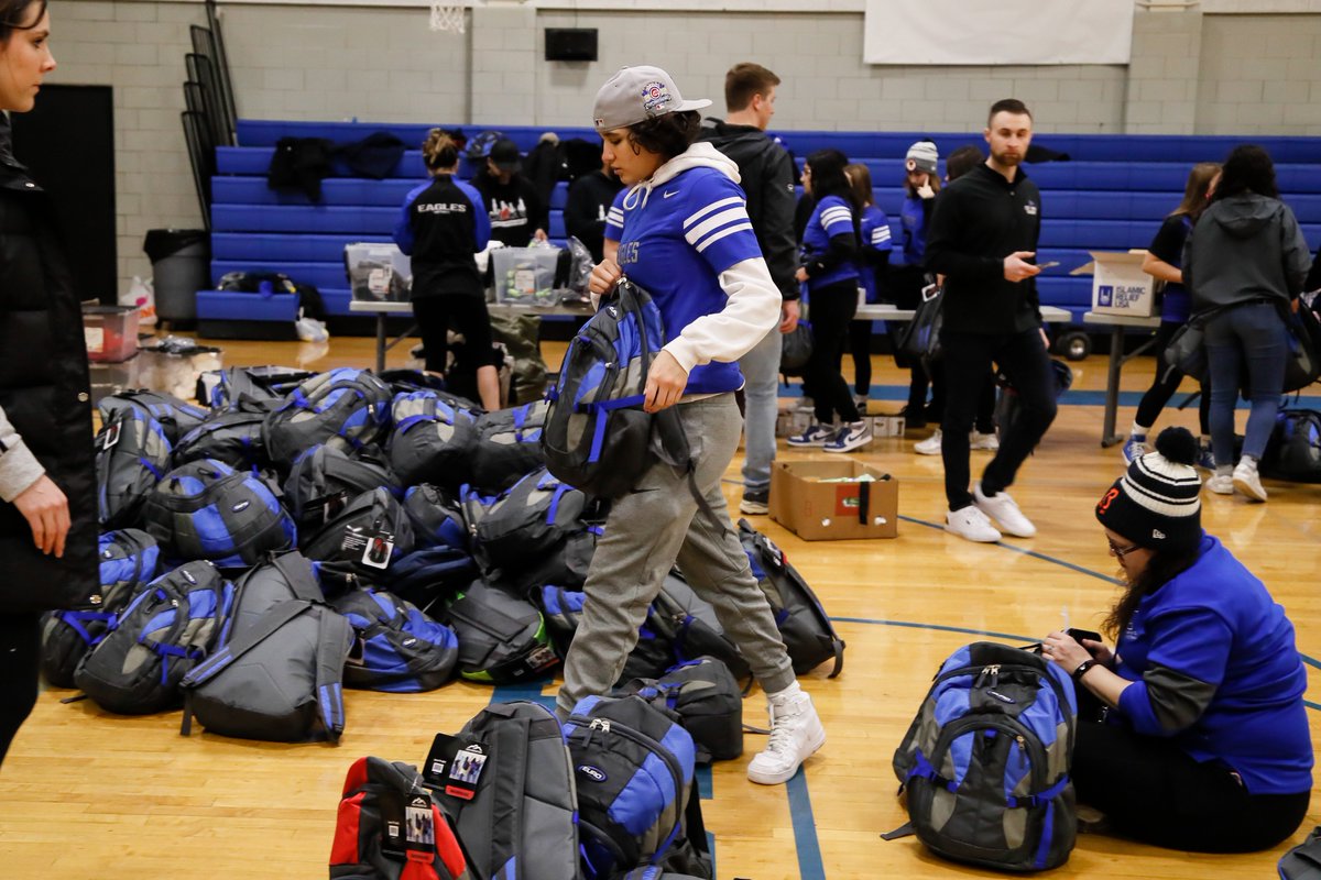 BearsOutreach's tweet image. The #BearsHuddle volunteer program brought to you by @united teamed up with @TaftHSAthletics to pack 300 bags with blankets, clothes and hygiene &amp;amp; nutrition kits for @OfficialChiCare! The bags were donated to the homeless community which Chi-Care supports through their work.
