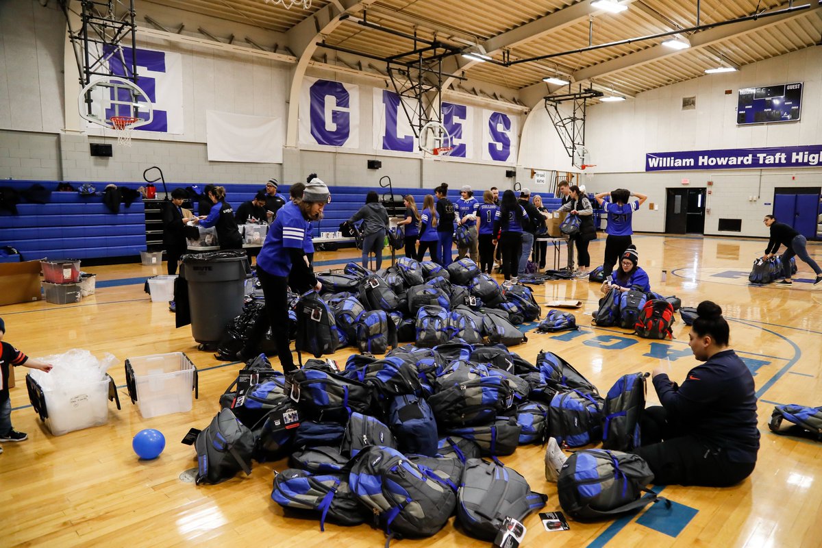 BearsOutreach's tweet image. The #BearsHuddle volunteer program brought to you by @united teamed up with @TaftHSAthletics to pack 300 bags with blankets, clothes and hygiene &amp;amp; nutrition kits for @OfficialChiCare! The bags were donated to the homeless community which Chi-Care supports through their work.