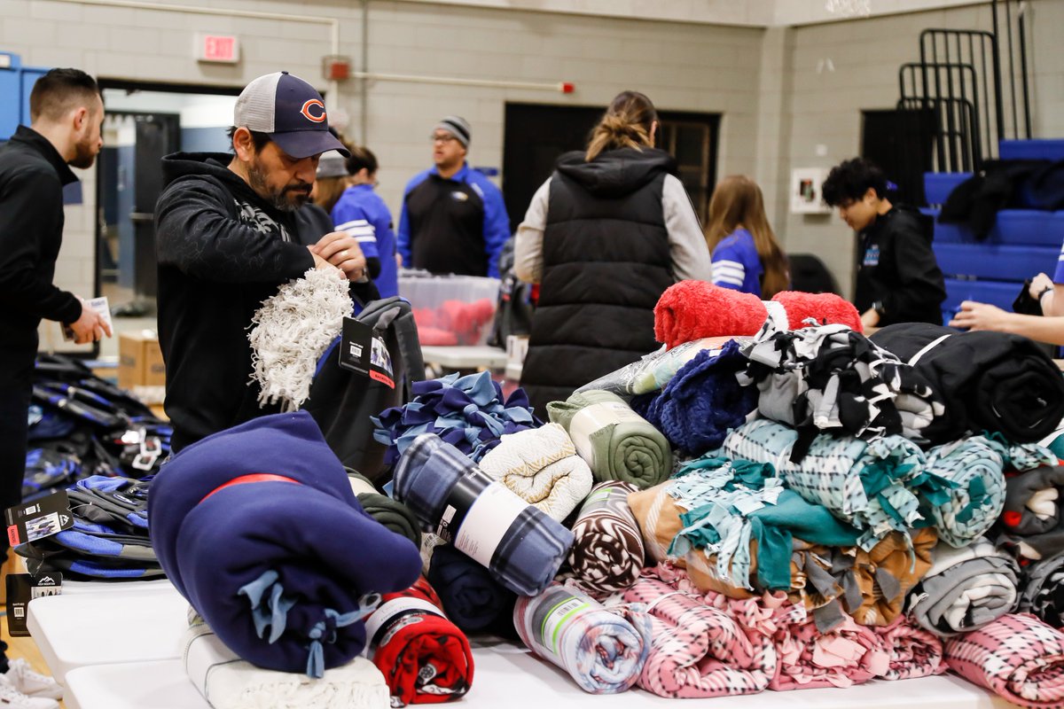BearsOutreach's tweet image. The #BearsHuddle volunteer program brought to you by @united teamed up with @TaftHSAthletics to pack 300 bags with blankets, clothes and hygiene &amp;amp; nutrition kits for @OfficialChiCare! The bags were donated to the homeless community which Chi-Care supports through their work.