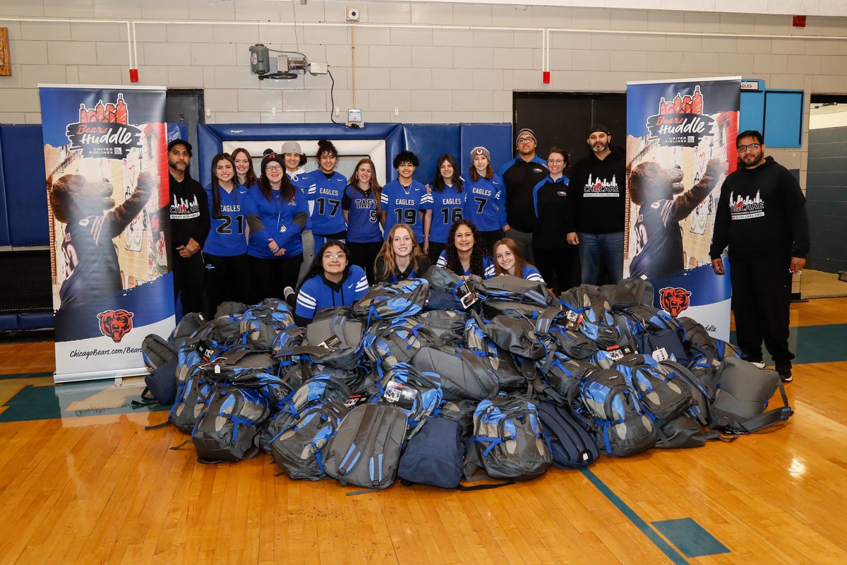 BearsOutreach's tweet image. The #BearsHuddle volunteer program brought to you by @united teamed up with @TaftHSAthletics to pack 300 bags with blankets, clothes and hygiene &amp;amp; nutrition kits for @OfficialChiCare! The bags were donated to the homeless community which Chi-Care supports through their work.