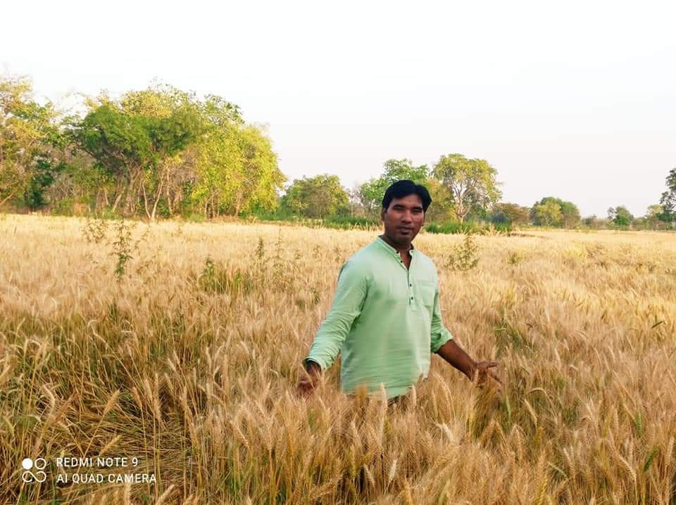 KumarSudeshArya's tweet photo. हमारी किसानी और सेना की जीवनी है खानदानी🌾🌾💐💙.
सकून के पल अपने गांव अपने खेत में💐🌾🌾. https://t.co/YI3FHQzpUs