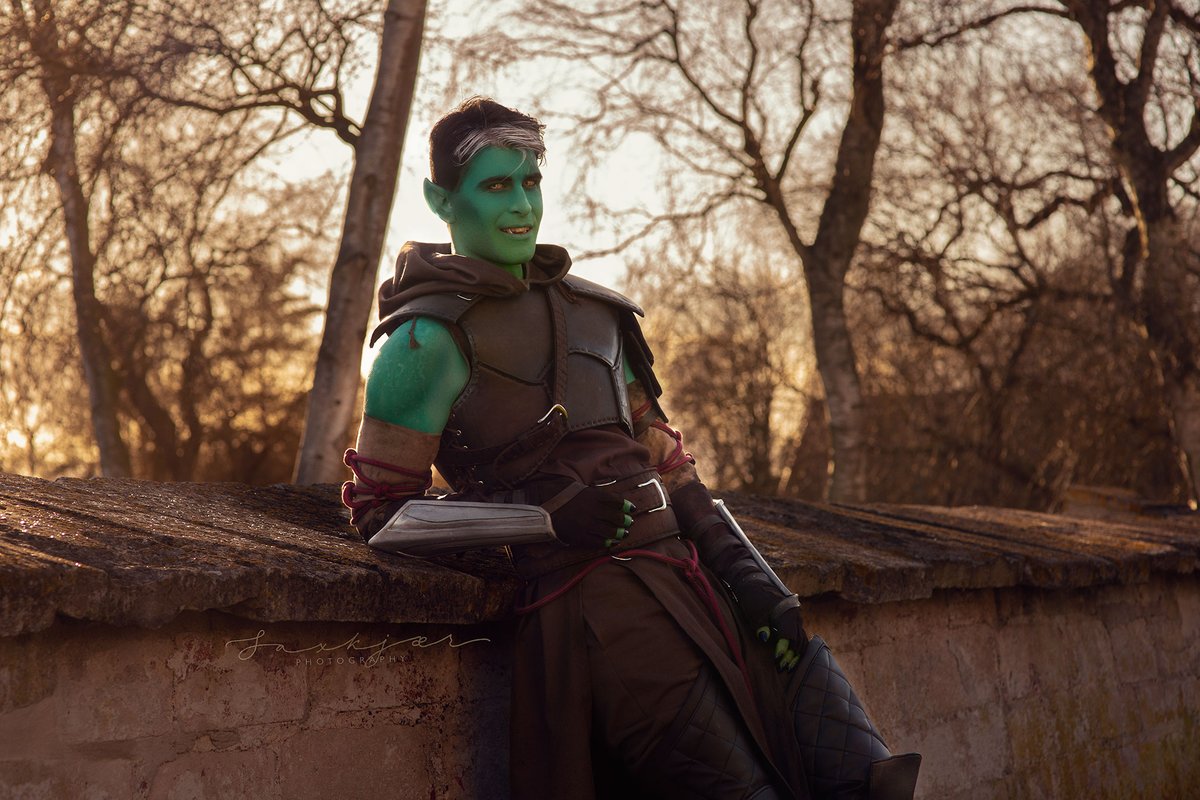 Chrisbs_Cosplay's tweet photo. "Ooh Oskar, you saved me..." Jester to #fjord in #themightynein by #criticalrole
#tusklove anyone? 
Photo by the superb @KittyMortensen makeup by @kastia_cosplay  @surinecosplay was my #jester 
Character brought to life by the delightful @WillingBlam
#criticalrolecosplay https://t.co/eQMdfdpfEP