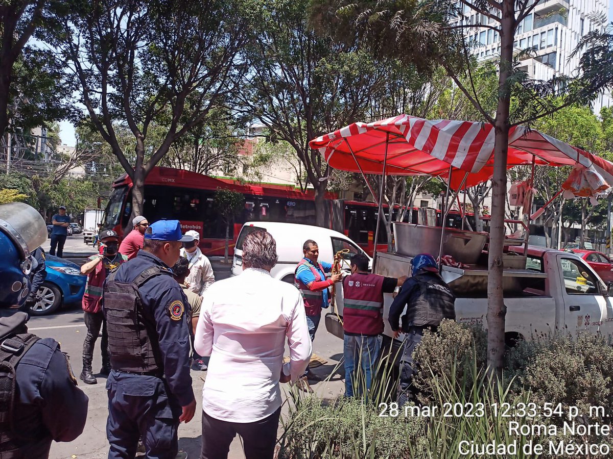 derecho_no's tweet photo. Señor Presidente de Mexico sepa usted hoy @lopezobrador_ q a nosotros nadie nos trae . A nosotros nos trae su convicción , su humildad , su amor . Desde el 2016 mire la bandera xf . Los de abajo de usted roban al pueblo que si tenemos permisos de trabajo @martibatres ayuda 🙏 https://t.co/lWySMTPyrX