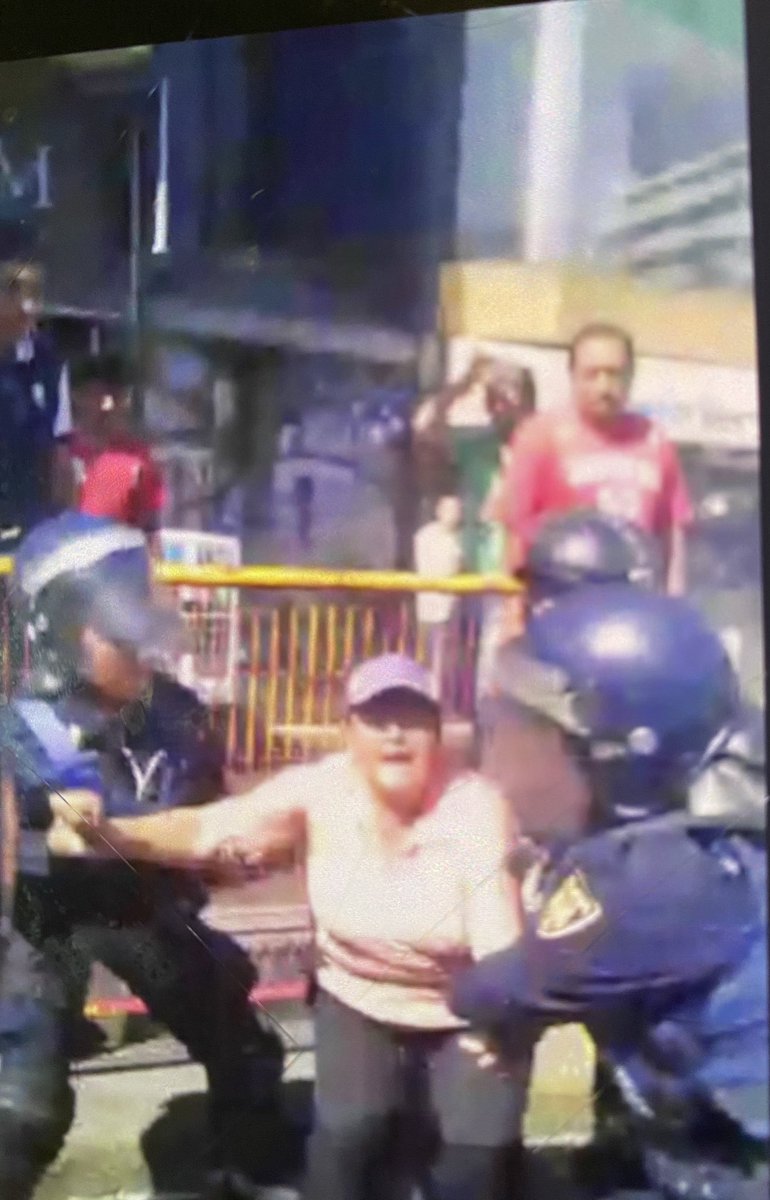 derecho_no's tweet photo. Señor Presidente de Mexico sepa usted hoy @lopezobrador_ q a nosotros nadie nos trae . A nosotros nos trae su convicción , su humildad , su amor . Desde el 2016 mire la bandera xf . Los de abajo de usted roban al pueblo que si tenemos permisos de trabajo @martibatres ayuda 🙏 https://t.co/lWySMTPyrX