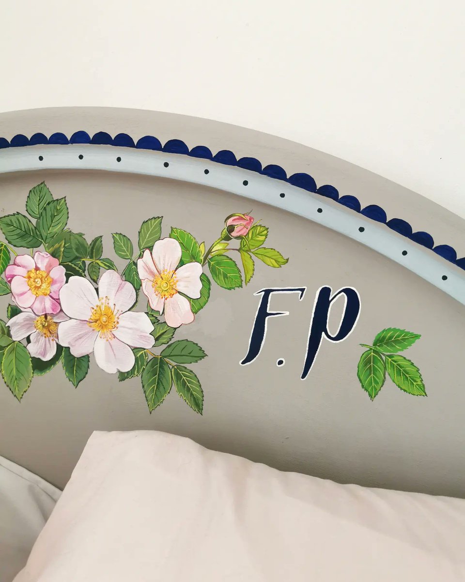 Finished my hand painted bed. Inspired by Swedish antique furniture and Charleston house. 🌸❤️