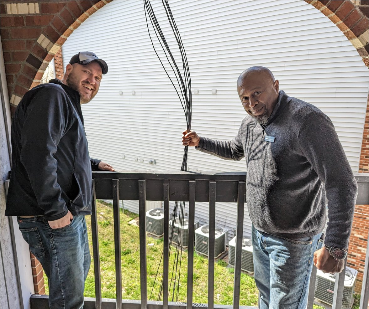 Clearwave_Fiber's tweet photo. By the time students return to @SIUC for the Fall semester, they'll be hard-pressed to find an apartment that doesn't offer Fiber Internet.
These guys right here will be the ones to thank for that ⚡
#TeamClearwaveFiber #ClearwaveCommunity #SIU https://t.co/colRN1FXUV
