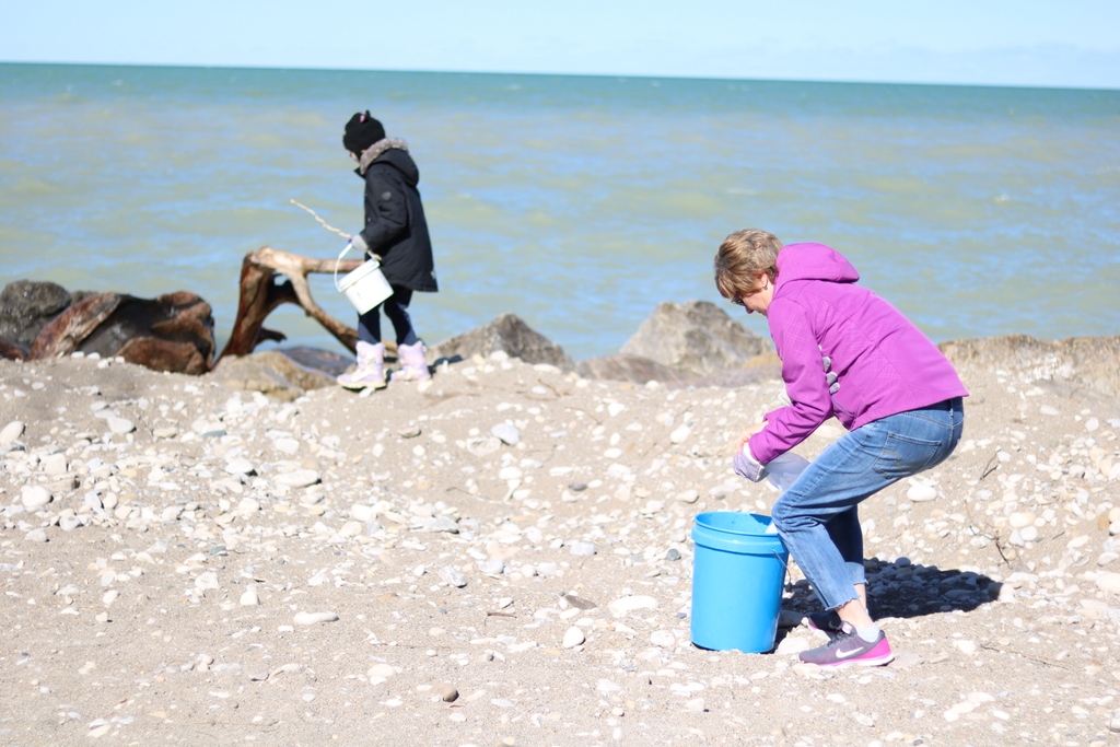 CoastalCentre's tweet photo. 133 volunteers removed 200 pounds of litter from the Goderich shoreline during last years beach clean-up event. Help make this year another success by coming out to our Earth Day clean-up on Sat April 22nd from 10am-1pm at St. Christopher's Beach. 

RSVP https://t.co/8xEoa5rzwC https://t.co/0sP8j2c7Ri