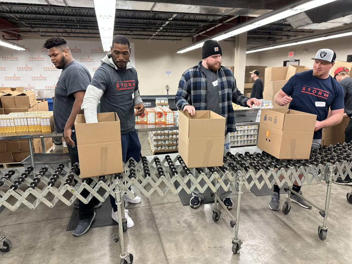 siouxfallsstorm's tweet image. The Sioux Falls Storm spent some time volunteering at @FeedingSD today!

We are proud to be part of the Sioux Falls community and look forward to giving back!

Volunteer. Donate. Get involved. 

#BeSiouxFalls #BeCommunity #BeStorm #Be2023