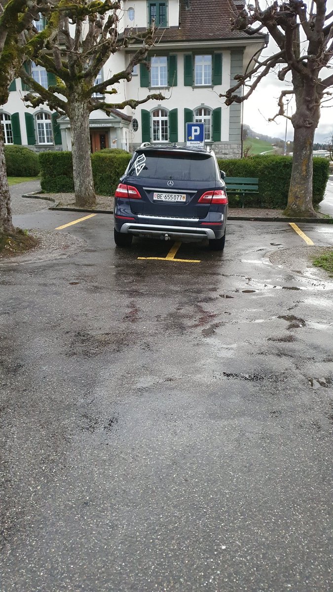 hpcrowhill's tweet photo. Parkieren ist eben halt doch immer wieder eine Glückssache🙈 https://t.co/0Wi8QGqUBk