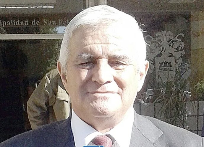 claudioparedesc's tweet photo. Muy contento porque él Concejo municipal de San Felipe acogió la propuesta ciudadana q le presentamos hace 2 semanas de darle a una nueva infraestructura deportiva d la comuna el nombre del querido profesor y ex concejal DANTE RODRÍGUEZ VASQUEZ Gracias @munisanfelipe #TiempoLibre https://t.co/mxgZxTX8XB