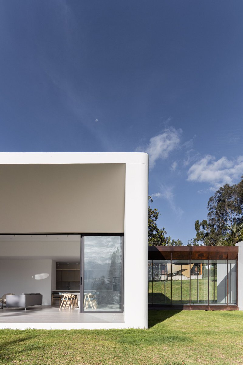 Arqenblanco's tweet photo. Casa Magnolia - nicolás&amp;nicolás + Caá Porá Arquitectura 
Imagen: Nicolás Provoste 
________________________________
#nicolas&amp;nicolas #caapora #nicolasprovostefotografia #nicolasprovoste #puembo #arquitecturaecuador #arquitecturaenblanco #arquitectura #architectureinwhite https://t.co/bNaSDcgf4S