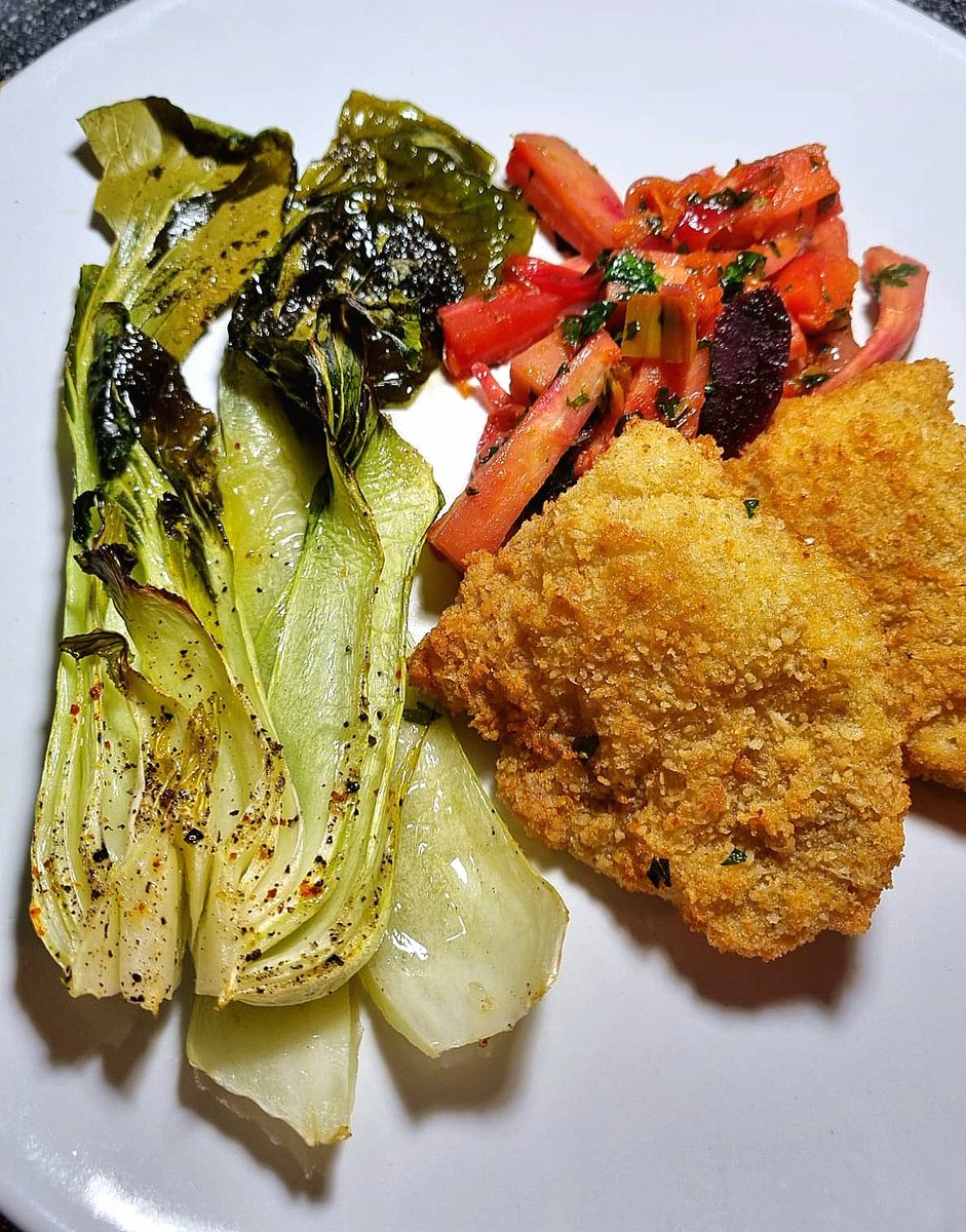 herzenskueche's tweet photo. Pak Choi aus dem Backofen, mit einem Rest vom gestrigen Ofengemüse und einem leckeren saftigen pariertem Kalbsschnitzel
#food #foodblogger #homemade #lowcarb #healthyfood #kalb #pakchoi #fitness #hobbychef https://t.co/vvfuYuYCT0