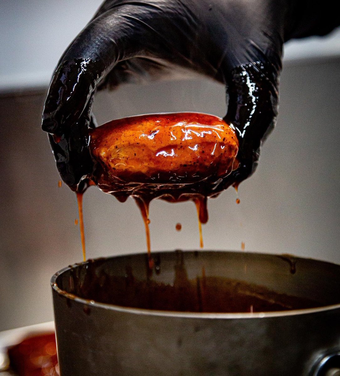 FergoliciousBBQ's tweet photo. Got dat drip!
Photo by @bbqwithrikrik
#RubSumLUV #proudsoulsbbqkc #teamproudsouls #proudsoulsbbqandprovisions #kcbs #chicken #datdrip #blueshog #saucy #bbqlovers #royaloakcharcoal #kcmo #kingdomofQ #northland #barbecue #bbq #sweetluv https://t.co/pa9iivtQPn