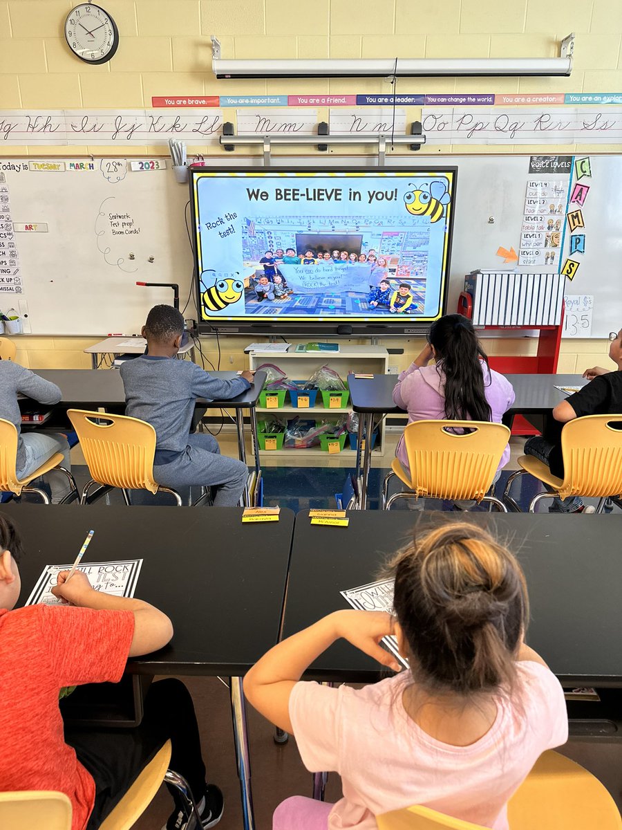 MrsFunston_RV's tweet photo. We sure felt the love today from our kindergarten buddies in Ms. Smiley’s class. Just the final motivation we needed to get us ready for tomorrow! 🎸📝👑 https://t.co/CJlN5emXy6