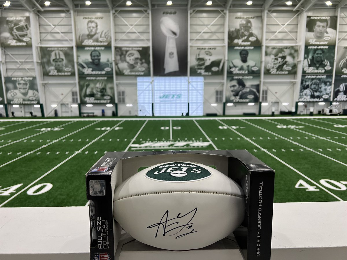 Who wants a signed <a href="/AllenLazard/">Allen Lazard 👑</a> football? #NYJ