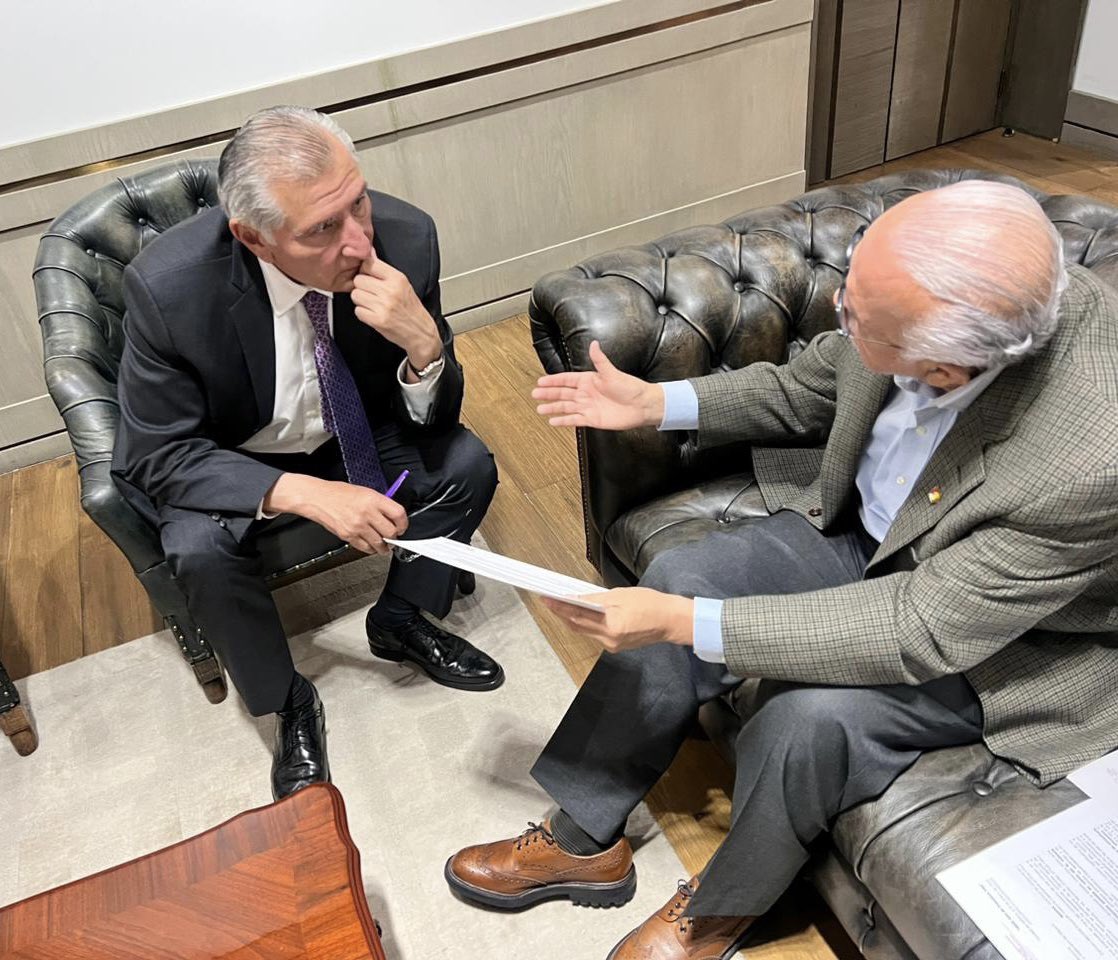 MiguelANavarroQ's tweet photo. Es un gusto y un privilegio reunirme con mi muy estimado amigo, @adan_augusto de @SEGOB_mx para analizar y tomar acuerdos por el bien de nuestro estado.

Con el apoyo de @_lopezobrador y de su equipo, estamos garantizando la gobernabilidad para el desarrollo social de Nayarit. https://t.co/1fLrN5cGOt