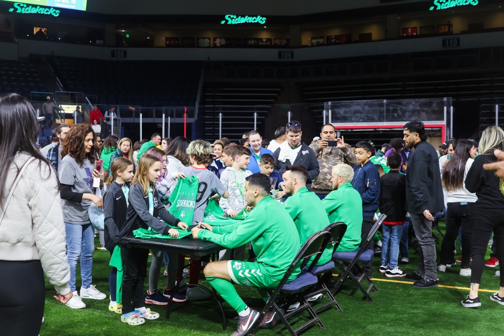 gosidekicks's tweet photo. Nothing beats the support of a Dallas Sidekicks fan!💚

Join us as we show our appreciation to our fans THIS Thursday at our last regular season home game!🔥

🗓️ 3.30.23⁠
🕖️ 7:00PM⁠
📍 Credit Union of Texas Event Center⁠
🎟️ https://t.co/qv4vPHlXA7⁠
⁠
#LetsGoKicks https://t.co/YgRNplcZHu
