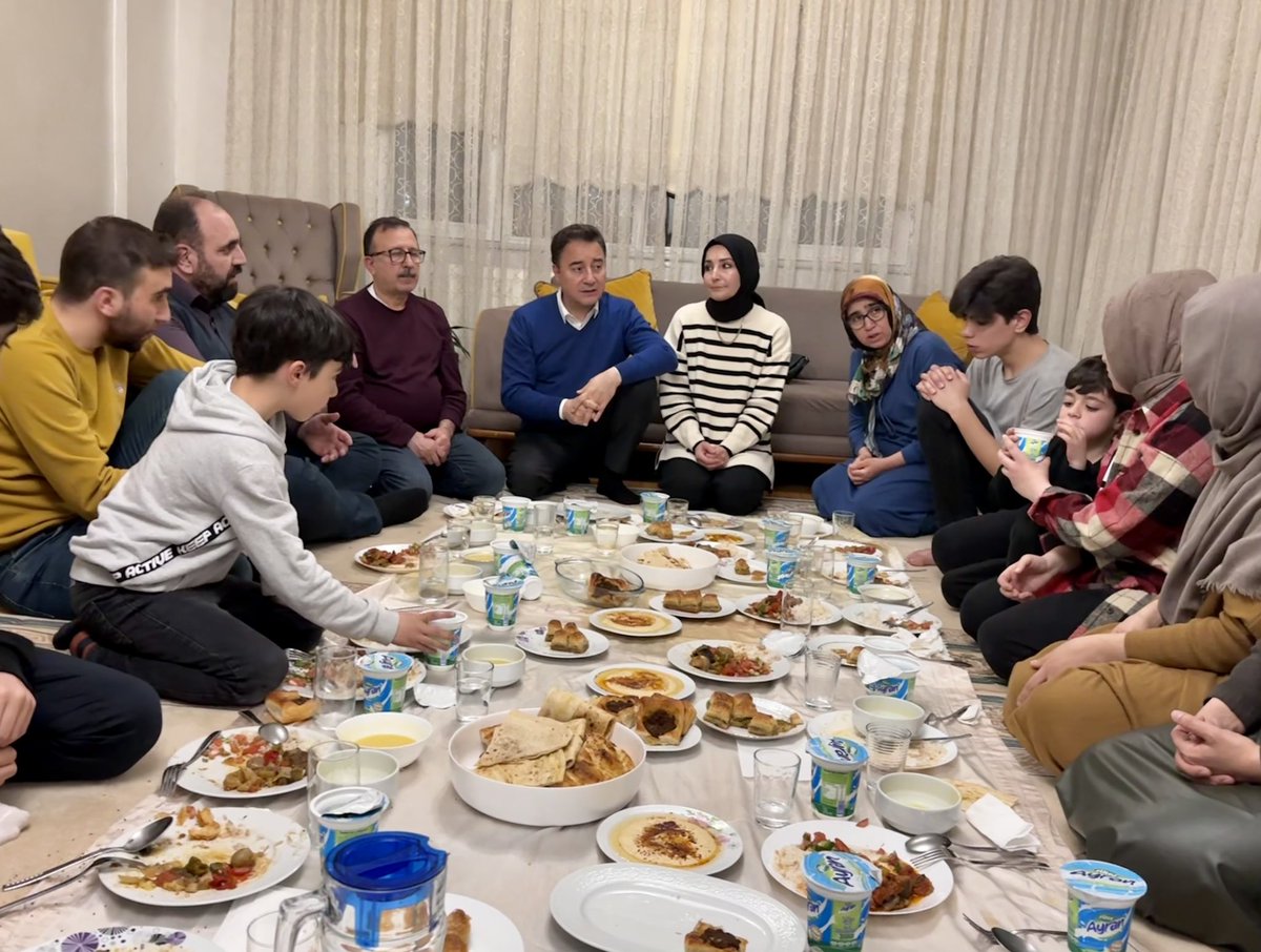 alibabacan's tweet photo. Bu akşam iftarımızı, depremden sonra Ankara’ya gelmek zorunda kalan Antakyalı bir aileyle açtık. Allah tutulan oruçları kabul etsin. https://t.co/qaemcf26tz