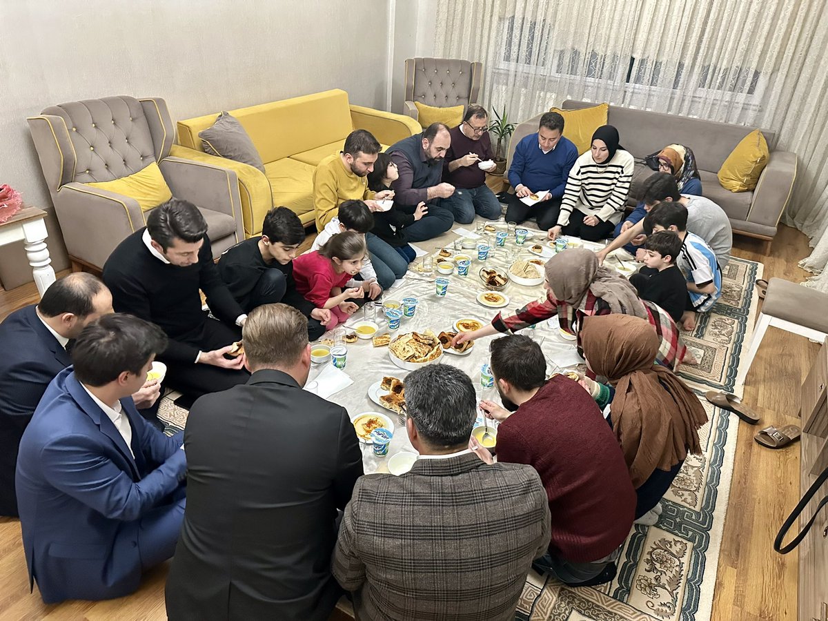 alibabacan's tweet photo. Bu akşam iftarımızı, depremden sonra Ankara’ya gelmek zorunda kalan Antakyalı bir aileyle açtık. Allah tutulan oruçları kabul etsin. https://t.co/qaemcf26tz