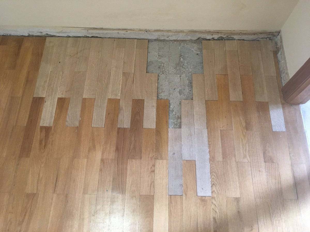 AliciaAbraira's tweet photo. @Mutua_responde @EstamosSeguros_ La Mutua lleva 6 meses sin arreglarme mi siniestro. Llevo todo este tiempo hablando con el perito, con la Mutua, con el tramitador y con el reparador y solo saben pasarse el problema de unos a otros. Esta compañía es una ESTAFA. Así sigue el suelo de mi casa. https://t.co/H6ezzlrdx2