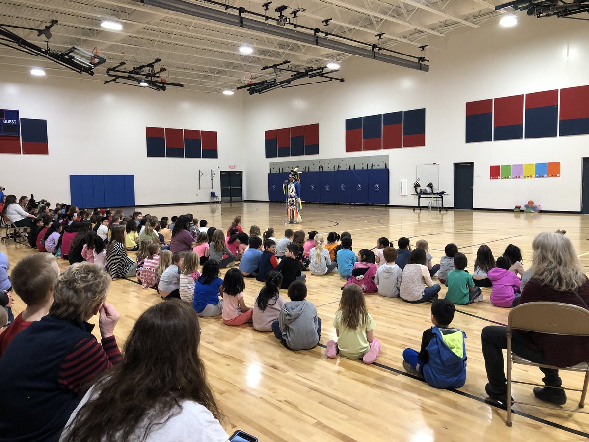 Halversontweets's tweet photo. Halverson students and staff welcomed Larry Yazzie a dancer, actor, musician, and storyteller. He shared styles of Native American Dance. Amazing! @AlbertLeaSchool #Halversonrocks https://t.co/iIkXgJby5w
