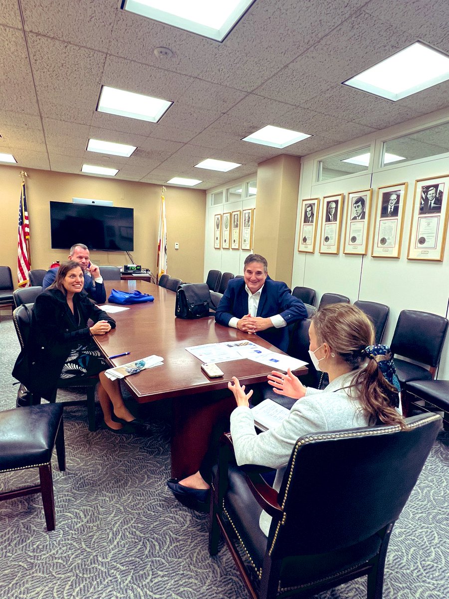 ProjAngelFood's tweet photo. Go Team Project Angel Food! Meaningful conversations with @SenFeinstein’s office about increasing access to Medically Tailored Meals to improve health &amp; cut costs for millions. #projectangelfood #foodismedicine #publicpolicy #SNAP #FarmBill #MTMsWork https://t.co/cLxHvgTFrc