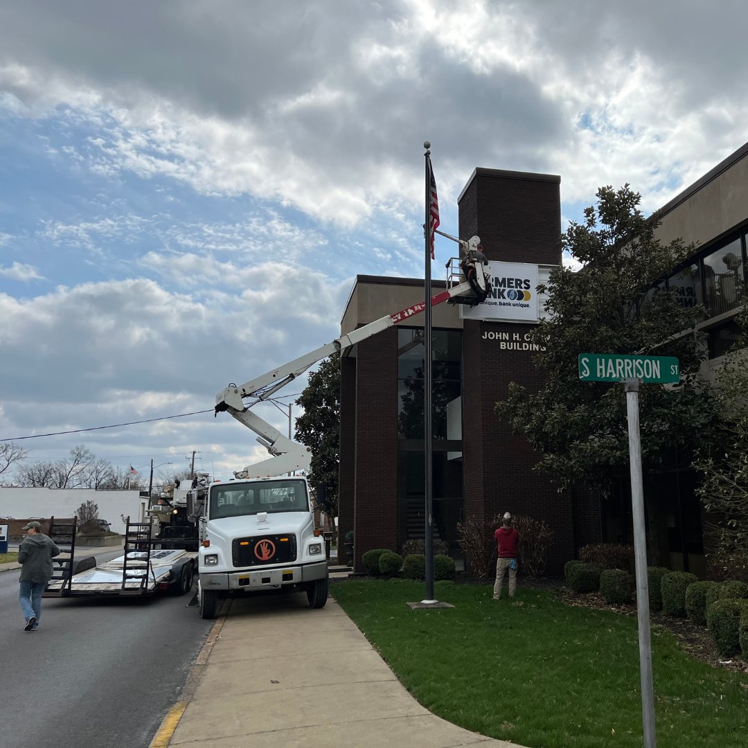 Exited to see @TrioSigns  putting our new signs up today. We are so pumped for everyone to finally see our new logo and branding in our Princeton and Eddyville locations. #LiveUniqueBankUnique #CommunityBank