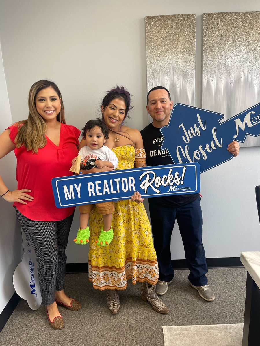 RealtorAngelaO's tweet photo. We are officially CLOSED! My 1st time home buyers are HOME!!!!! @TexMexQ thank you for sending me your friends. Fredi and Dulce, I pray you make many happy memories in your new home for years to come. #welcomehome #firsttimehomebuyer #sold #home #theamericandream #htxrealtor https://t.co/CmXi0kDsnq