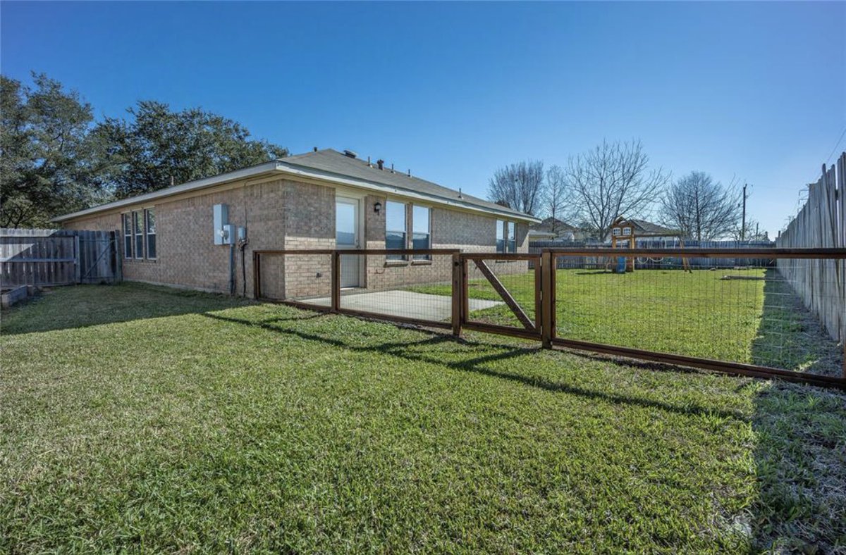 RealtorAngelaO's tweet photo. We are officially CLOSED! My 1st time home buyers are HOME!!!!! @TexMexQ thank you for sending me your friends. Fredi and Dulce, I pray you make many happy memories in your new home for years to come. #welcomehome #firsttimehomebuyer #sold #home #theamericandream #htxrealtor https://t.co/CmXi0kDsnq