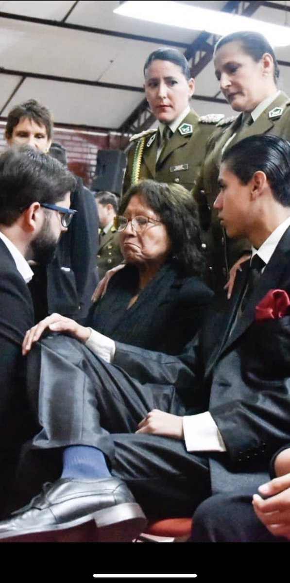 KekaBasualdo's tweet photo. 🔴Creo que los #Jóvenes de 🇨🇱 deben imitar al hijo de Rita Olivares, de tan solo 15 años por su forma de vestir y apoyar a su abuela. Como se nota quien lo educo, todo un caballero, a diferencia de @GabrielBoric que ni siquiera uso corbata, para un acto tan solemne @Carabdechile https://t.co/UpZF3jybjg
