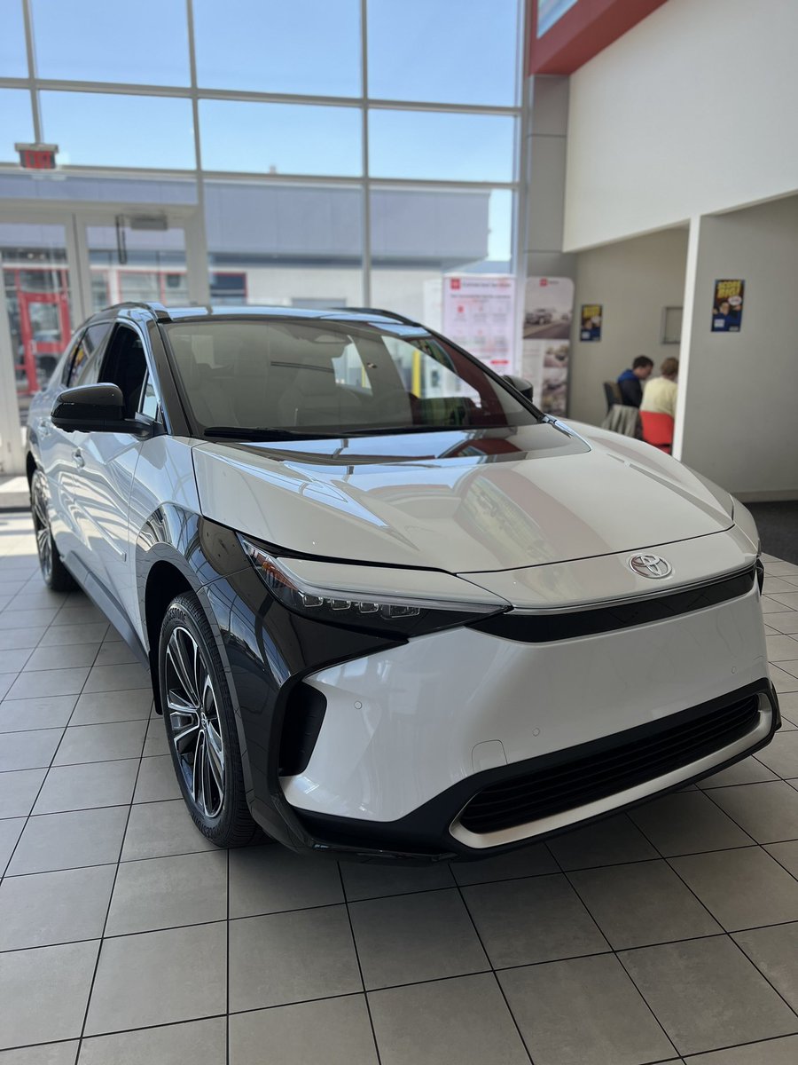 MooreDeals's tweet photo. Looking for the ultimate electric driving experience? Check out the brand new 2023 bZ4X Limited, now available at Don Moore Automotive!

#DonMooreAutomotive #ToyotaDealership #NewArrival #ToyotaSUV #ElectricVehicles #EVDealership #ToyotaFans #ElectricDriving https://t.co/lJkaqDNWr6