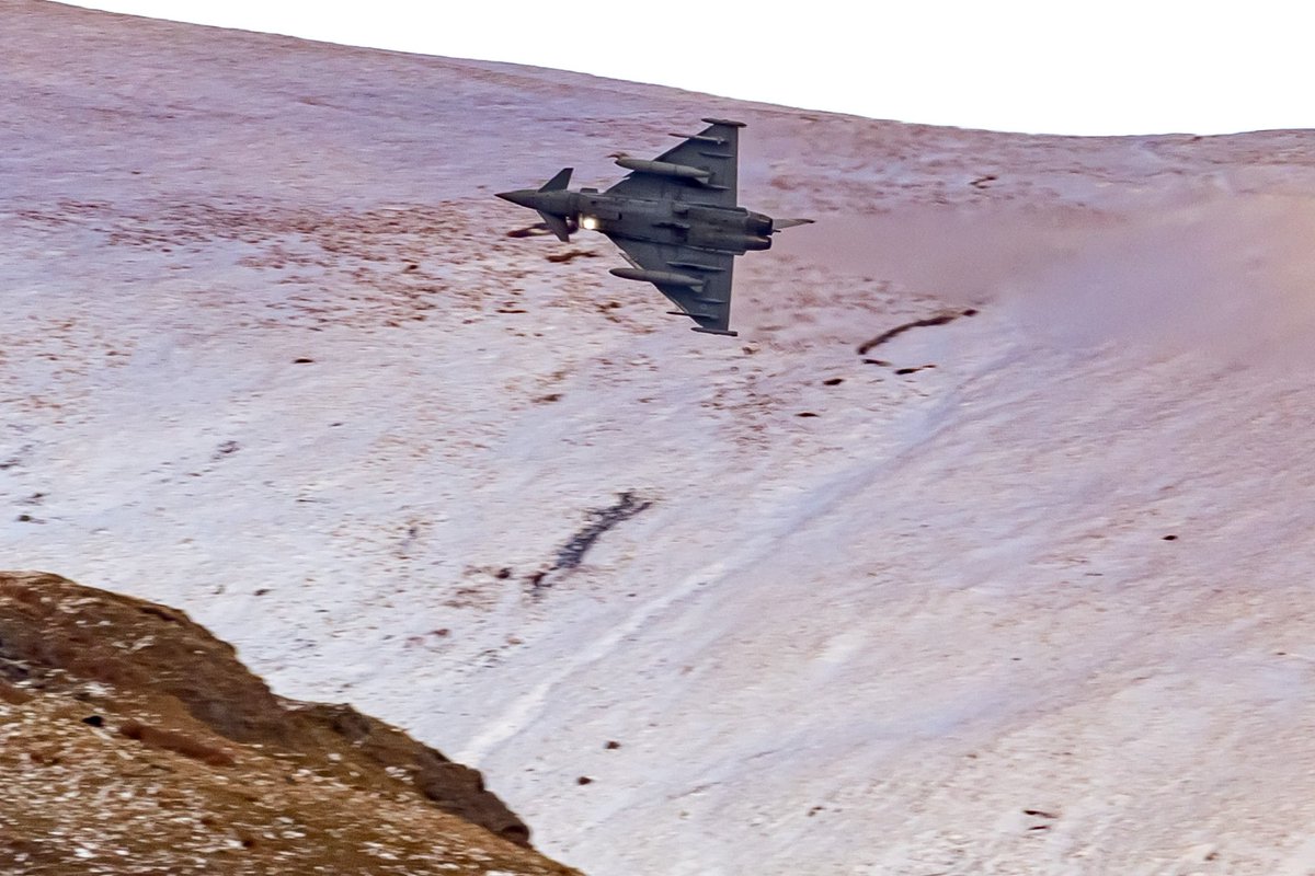 SimonBo42488578's tweet image. Royal Air Force Typhoon Low level through the snowy fells of Cumbria 🤘🏻

#lowlevel #eurofighter #lfa17 #aviation #royalairforce #cumbria #lakedistrict #typhoon #phoon #avgeek #military @RAFConingsby @eurofighter