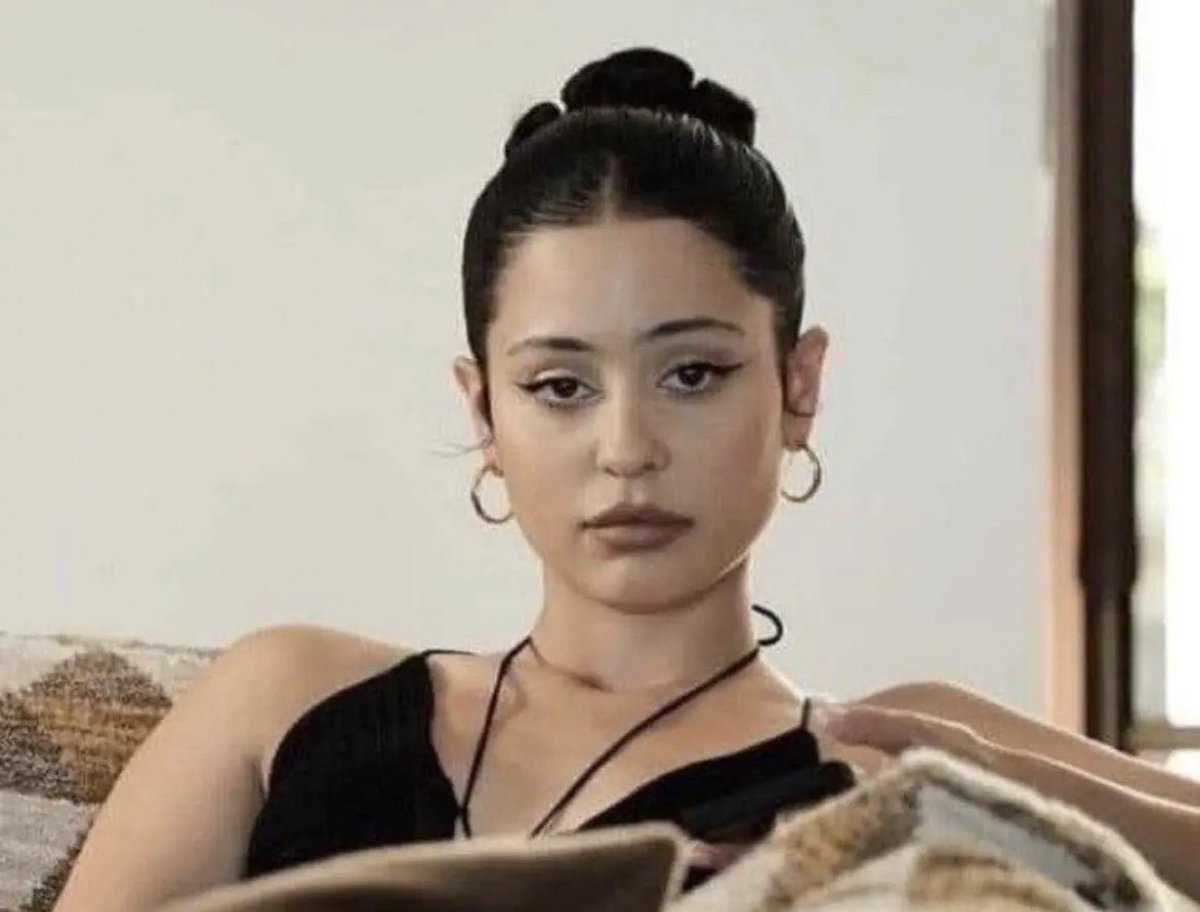 “aconteceu alguma coisa, pq vc tá assim”
“eu to normal ué”
eu: