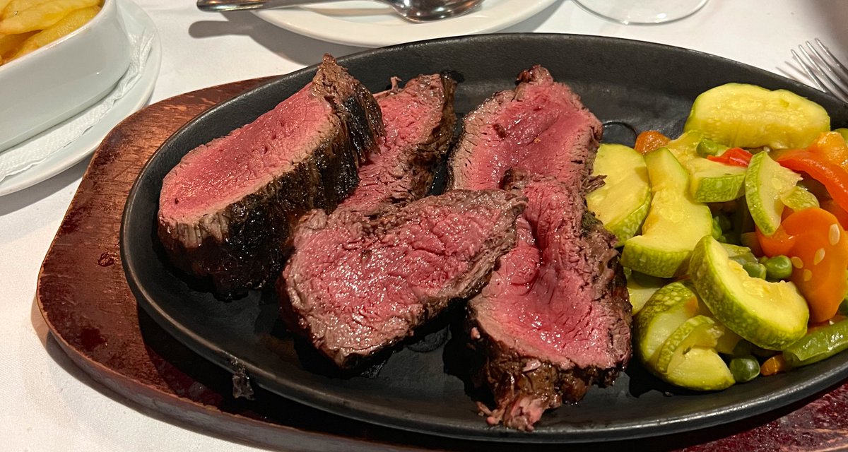 somersetlevel's tweet photo. Garlic prawns to share, Chateaubriand with a side of chips and apple fritters with ice cream #noshing 😋 https://t.co/qtcUvpVGXt
