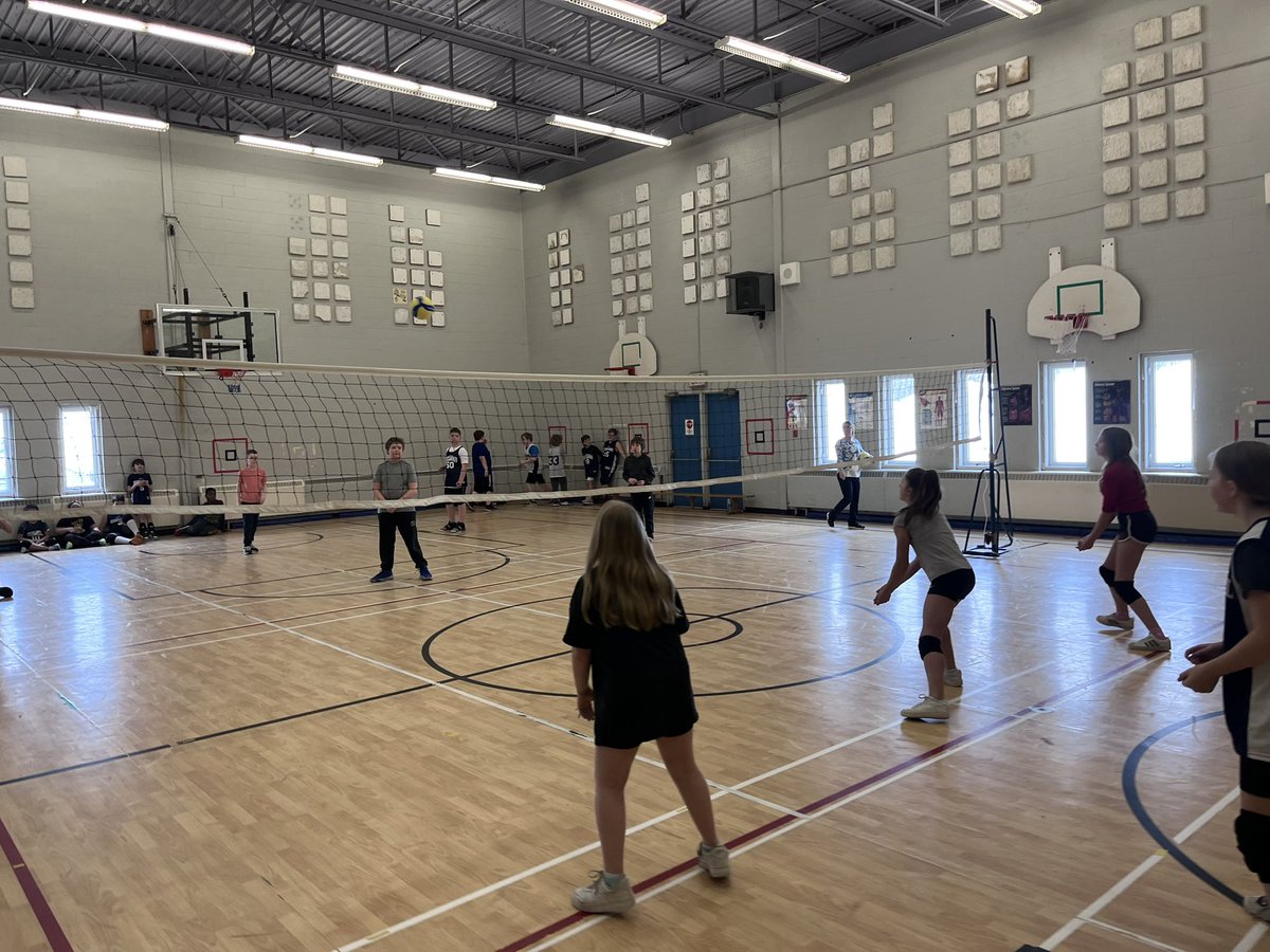 AdonnaHickey's tweet photo. Fun game of #tripleball with the #grade5boys team and the #grade6girls to get ready for our upcoming tournament! @Hazelwood_Elem https://t.co/dbaOiROzDw