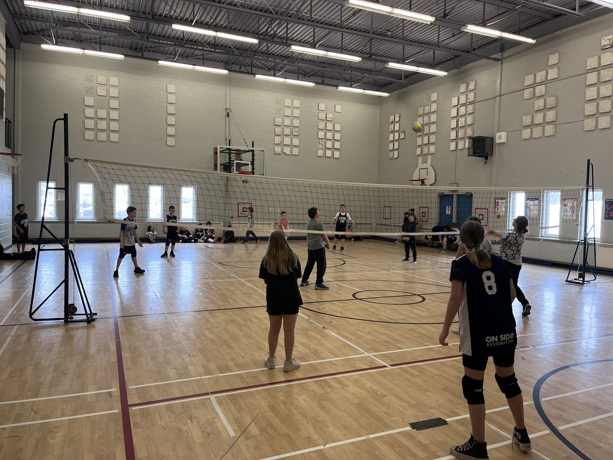 AdonnaHickey's tweet photo. Fun game of #tripleball with the #grade5boys team and the #grade6girls to get ready for our upcoming tournament! @Hazelwood_Elem https://t.co/dbaOiROzDw