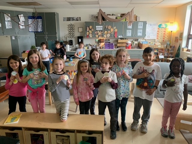 aoswald4's tweet photo. Look at @brunk1stgrade 's friends getting ready for their lemonade stand tomorrow!  They are hoping to collect for several chick egg incubators for 
@WyandotECS  ! #WEareLakota #WEareEmpowered 
@InspireLakota https://t.co/ttvbGrfBkR