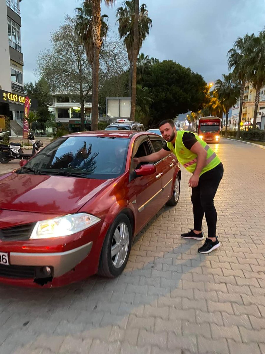 📌 Ak Gençlik yollarda…
📌 Ak Parti Gençlik Kolları olarak iftara geç kalan vatandaşlarımıza iftariyelik ikramında bulunduk 

#AkGençlikHerZamankiYerinde