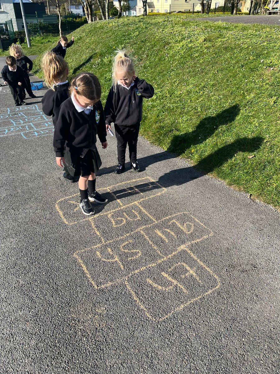 ypd_aidancampus's tweet photo. Enjoying the outdoors to learn our phonics! Practising our CVC words and double sounds in our hopscotch games! 🔤💭 ⛹🏻‍♂️ @RuthMiskinEdu @Penrhyndewi #teamypdva🖤💛 https://t.co/pe7YegZtCS