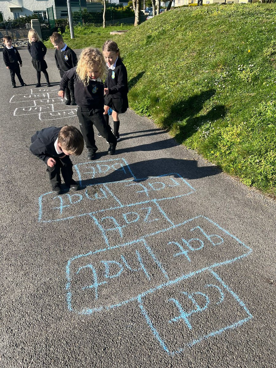 ypd_aidancampus's tweet photo. Enjoying the outdoors to learn our phonics! Practising our CVC words and double sounds in our hopscotch games! 🔤💭 ⛹🏻‍♂️ @RuthMiskinEdu @Penrhyndewi #teamypdva🖤💛 https://t.co/pe7YegZtCS