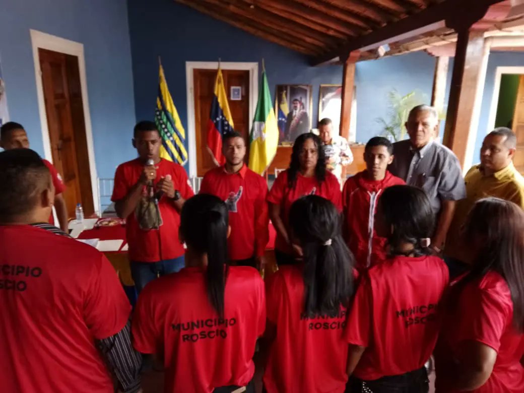 MfuturoMinero's tweet photo. #28Mar Nós encontramos en el municipio Roscio, en el acto de  Graduación de 82 nuevos luchadores sociales de la avanzada 62. #YoSoyFFM #DeFrenteConChávez
@NicolasMaduro @ErikaPSUV
#DuroContraLaCorrupcion https://t.co/IEJS59qfc2
