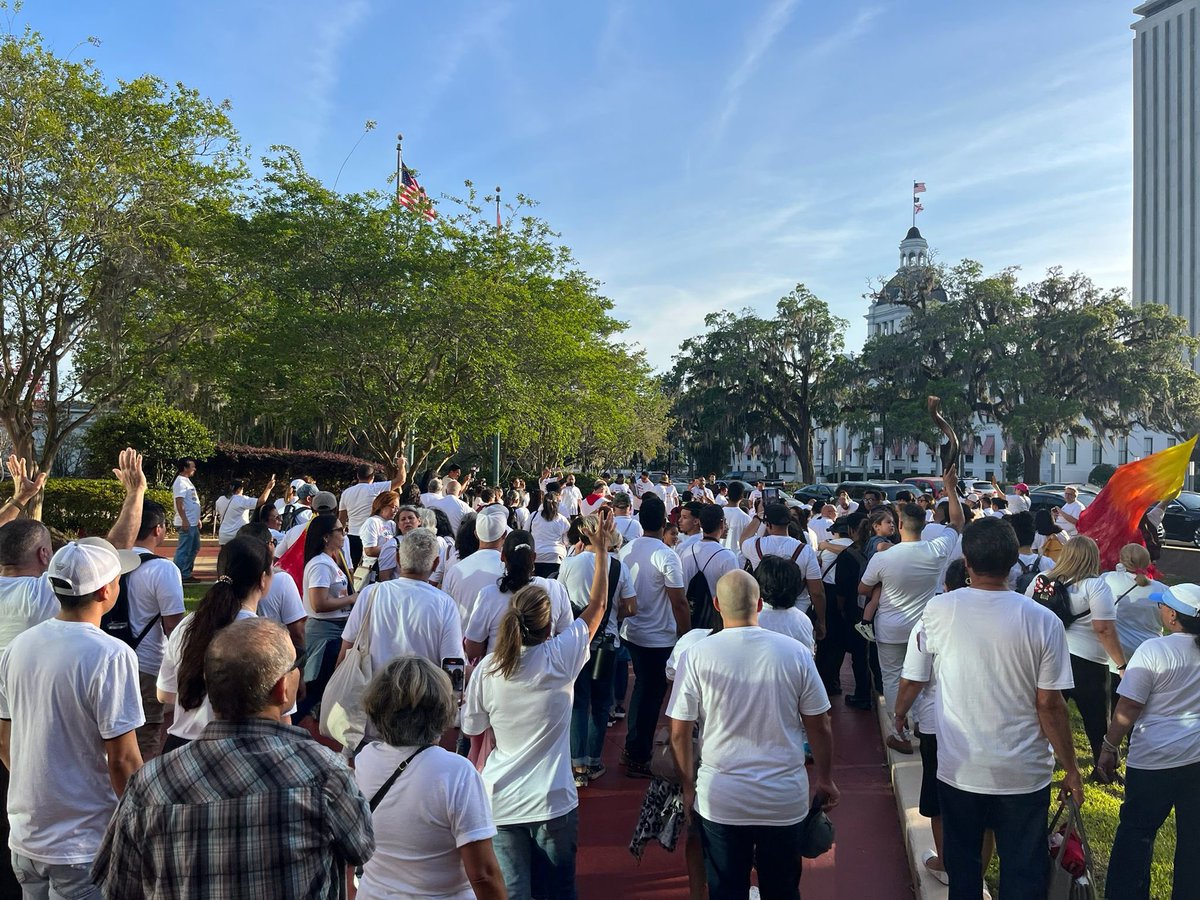 agustinquiles's tweet photo. #LatinoEvangelical churches led by the Florida Fellowship of Hispanic Councils &amp; Evangelical Institutions (FRACEEV), gathered in Tallahassee, Florida, to march against the anti-immigration bill introduced by the legislature. #evangelicosforjustice @RNS @CTmagazine @ChristianPost https://t.co/DYERXpQGCL