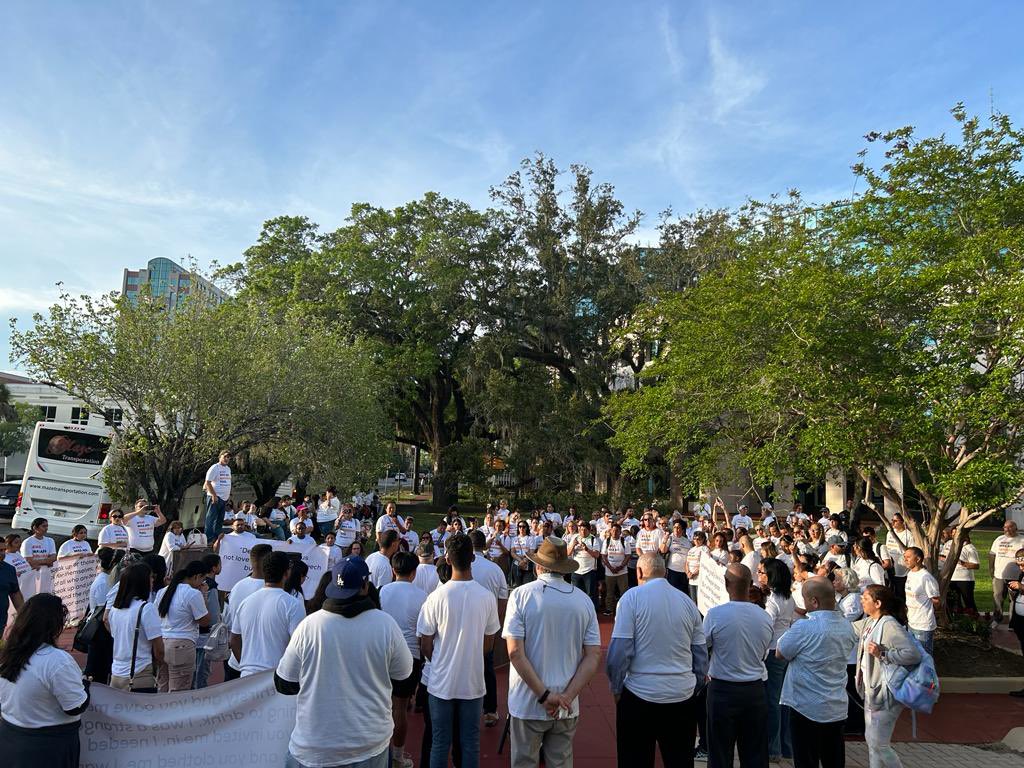 agustinquiles's tweet photo. #LatinoEvangelical churches led by the Florida Fellowship of Hispanic Councils &amp; Evangelical Institutions (FRACEEV), gathered in Tallahassee, Florida, to march against the anti-immigration bill introduced by the legislature. #evangelicosforjustice @RNS @CTmagazine @ChristianPost https://t.co/DYERXpQGCL