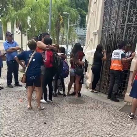 choquei's tweet photo. 🚨AGORA: Aluno tenta atacar colegas com golpes de faca em escola no Rio de Janeiro. https://t.co/1kUyh7piTN