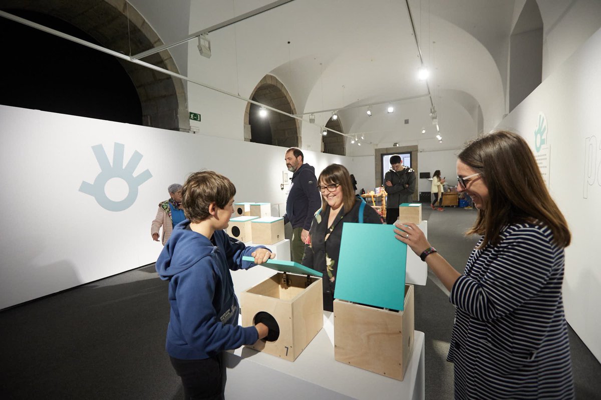 casadeculturagi's tweet photo. 👅🖐👀Avui hem inaugurat l’exposició «Els sentits del joc. Un recorregut sensorial per la memòria lúdica».

👉Diferents estacions interactives que plantegen petits reptes sensorials i, al final del recorregut, un espai de joc lliure.
 👉 https://t.co/YgQ97V5M4C https://t.co/IWDClBTS94
