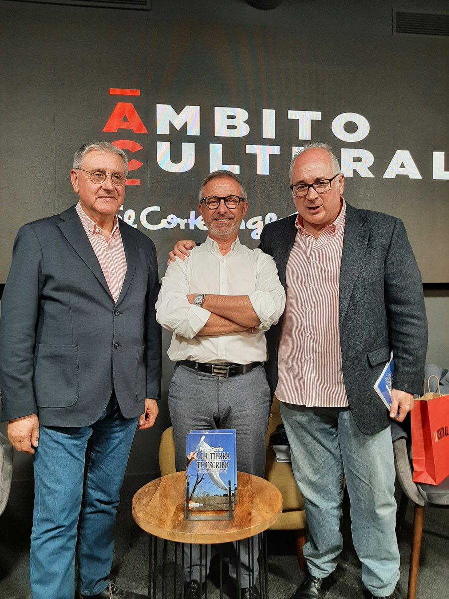 Hoy ha sido una de esas tardes culturales difíciles de olvidar. Primero, la presentación del nuevo libro de @JkbRivero #DicenquehamuertoGaribaldi @LenguadeTrapo después #ALaTierraTeEscribo @Olelibros con @FerranGarrido @antoninegre. Gracias a los tres.