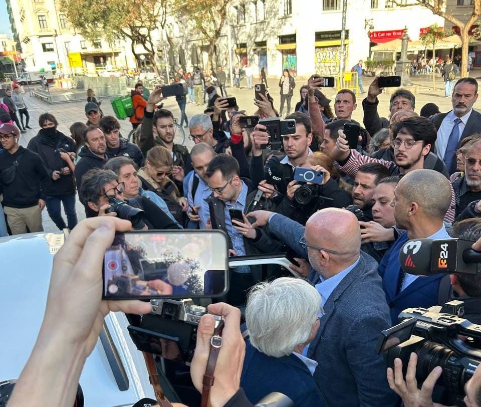 USTEC•STEs (IAC) (@ustecstes) on Twitter photo 📢 Convocatòria: ara mateix a la Ciutat de la Justícia!
📢 Denunciem la detenció il·legal de l'eurodiputada <a href="/ClaraPonsati/">Clara Ponsatí</a> i li donem suport davant la repressió que pateix com a consellera d'ensenyament durant l'1-Oct.
Sempre en defensa dels drets i les llibertats. 📢 Convocatòria: ara mateix a la Ciutat de la Justícia!
📢 Denunciem la detenció il·legal de l'eurodiputada <a href="/ClaraPonsati/">Clara Ponsatí</a> i li donem suport davant la repressió que pateix com a consellera d'ensenyament durant l'1-Oct.
Sempre en defensa dels drets i les llibertats.
